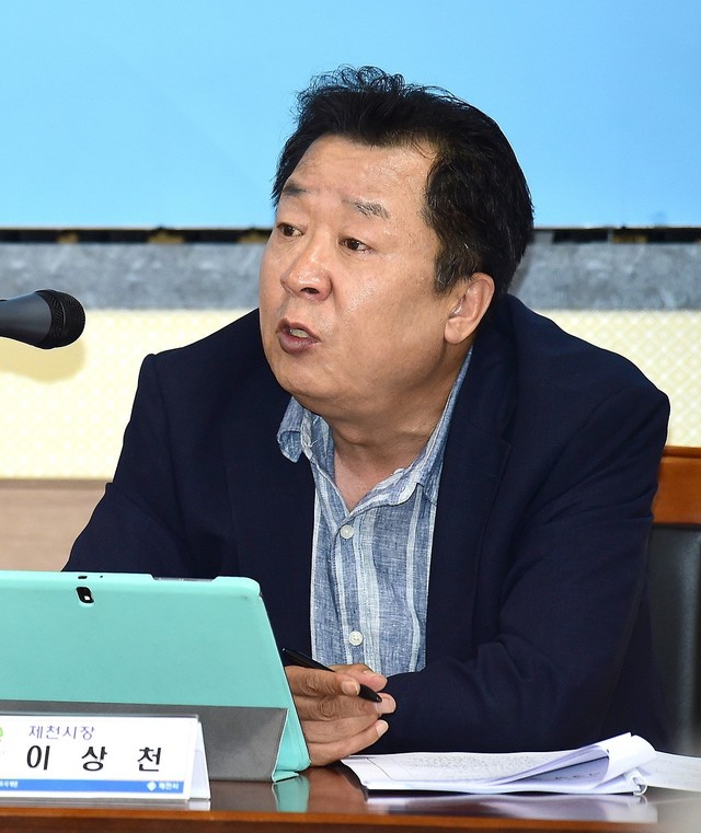 ▲ 지난 3일 이상천 제천시장이 하반기 주요업무계획 보고회에서 '지역경제 활성화'를 강조하고 있다.ⓒ제천시