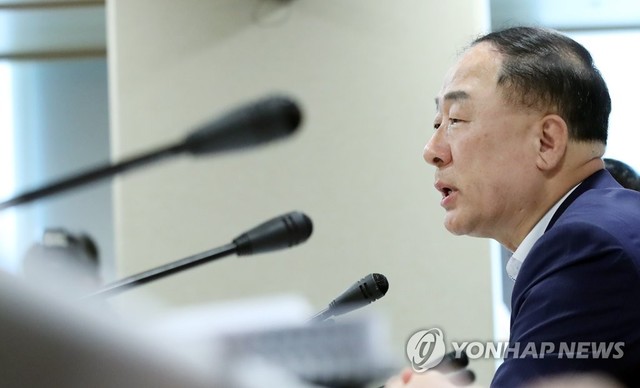 ▲ 사진은 3일 홍남기 부총리가 서울 여의도 한국수출입은행에서 2019 하반기 경제정책방향 관계부처 합동 브리핑을 하는 모습.ⓒ연합뉴스