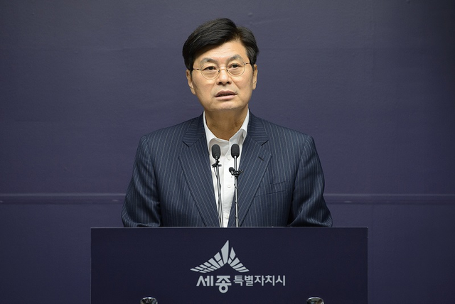 ▲ 이춘희 시장은 4일 정례브리핑을 통해 “지역 내 소비를 늘려 소상공인 매출 증대에 도움을 주고 지역자본의 역외 유출을 막기 위해 지역화폐를 발행키로 했다”고 밝히고 있다.ⓒ세종시