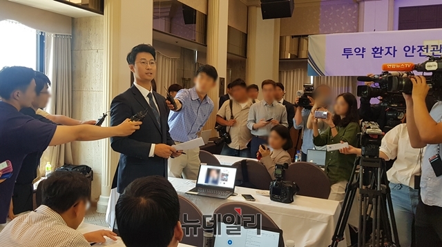 ▲ 엄태섭 법무법인 오킴스 변호사는 4일 기자간담회에서 돌발적으로 이우석 대표에게 환자 대책 관련한 질문을 던졌다. ⓒ뉴데일리