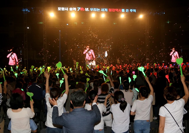 ▲ 3일 포항실내체육관에서 열린 '함께한 행복' 감사콘서트에서 가수 김건모가 포항시민들과 함께 노래를 부르고 있다.ⓒ포스코