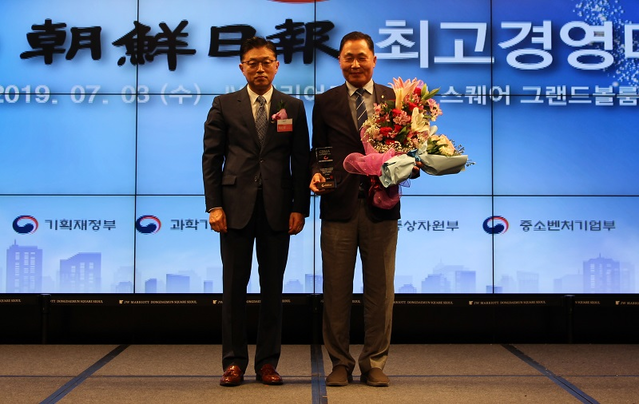 ▲ 유원대 채훈관 총장이 조선일보가 주최한 ‘2019 최고경영대상’ 시상식에서 리더십 부문으로 최고경영자 대상을 수상했다.ⓒ유원대