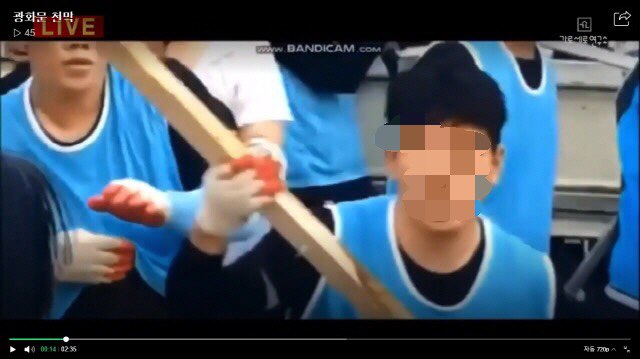 ▲ 우리공화당 당원들에게 각목을 휘두르는 용역업체 직원. ⓒ유튜브 '가로세로연구소' 갈무리