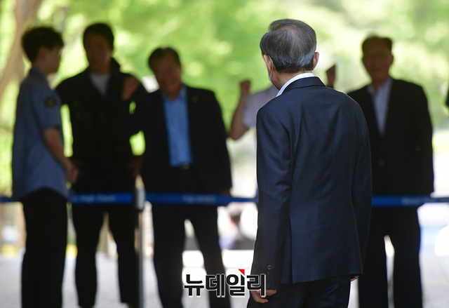 ▲ 이명박 전 대통령이 4일 서울고법 형사1부(정준영 부장판사) 심리로 열린 본인의 항소심 공판에 출석하면서 지지자들을 바라보고 있다. ⓒ정상윤 기자