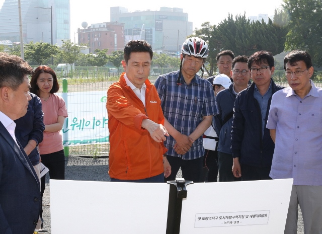 ▲ 이강덕 시장은 포항도시숲과 형산강 일원에 ‘스마트 자전거’ 도입을 검토하도록 부서에 주문했다.ⓒ포항시