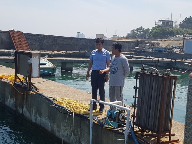 ▲ 정종영(왼쪽) 포항시 수산진흥과장이 양식장을 방문해 사전점검을 실시하고 있다.ⓒ포항시