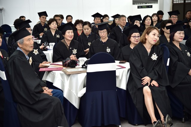 ▲ 지난 3일 제천 코렉스 뷔페에서 열린 제천시민환경지도자대학 25기 수료생들이 행사 모습을 지켜보고 있다.ⓒ제천시