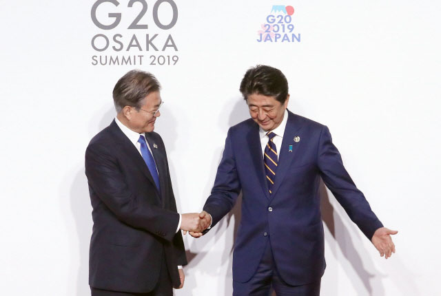 ▲ 지난 6월 28일 오사카 G20 정상회의 당시 문재인 대통령과 악수만 한 뒤 눈도 안 마주치고 나갈 방향을 안내하는 아베 신조 일본 총리. ⓒ연합뉴스. 무단전재 및 재배포 금지.