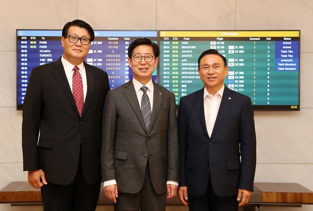 ▲ 양승조 충남 지사(중앙)는 4일 타이베이시 하얏트호텔에서 구본영 천안시장, 도리스 슈(Doris Hsu) 글로벌웨이퍼스 회장, 조찬래 엠이엠씨코리아 대표이사와 외자유치협약(MOU)을 체결했다. ⓒ충남도