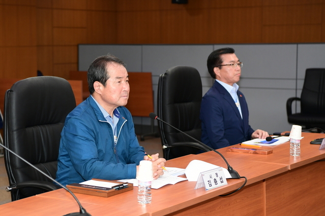 ▲ 이날 보고회를 주재한 김충섭 시장(왼쪽)은 “스마트시티 조성이 시민들의 삶의 질 향상은 물론 관련 기업 및 연구기관 유치로 이어져 지역경제 활성화에 이바지하고 나아가 관련 산업 생태계가 조성되어야 한다”고 강조했다.ⓒ김천시