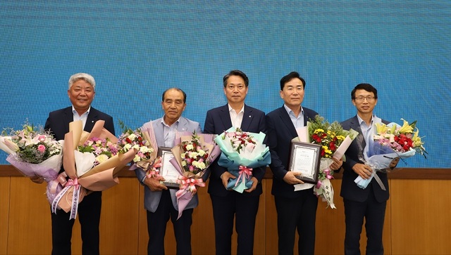 ▲ 조소행 농협충남본부장(중앙)이 4일 모범 영농회장 등에게 감사패를 전달한 뒤 기념촬영을 하고 있다.ⓒ충남농협본부