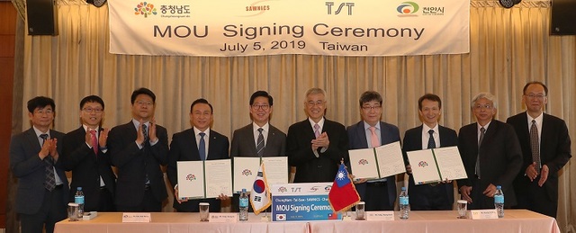 ▲ 양승조 충남지사가 5일 대만 타오위안시 쿠바샤토 호텔에서 구본영 천안시장, 후앙유퉁(黃鈺同) 타이쏘 CEO, 양형국 쏘닉스 대표이사와 3000만 달러의 외자유치 협약(MOU)을 맺었다.ⓒ충남도