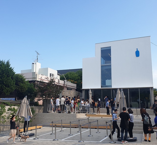 ▲ 5일 오전 블루보틀 2호점 삼청 카페 전경. ⓒ임소현 기자