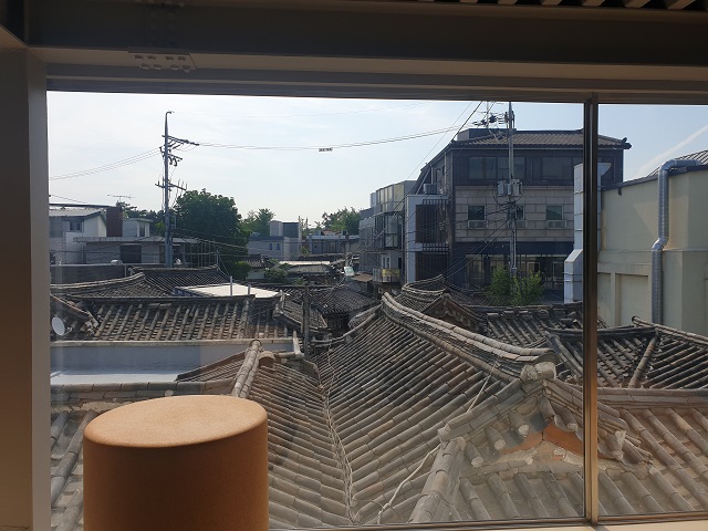 ▲ 블루보틀 2호점 삼청 카페 2층 내부에서 바라본 바깥 풍경. ⓒ임소현 기자