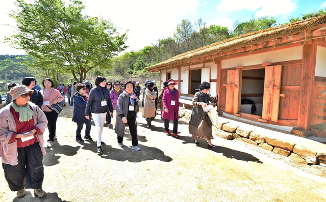 ▲ 군위군은 유료관광지 외 삼존석굴, 화본역, 한밤마을, 인각사, 팔공산 하늘정원, 화산마을 등 주요 관광지에도 지난해 보다 많은 관광객이 다녀간 것으로 분석하고 하고 있다.ⓒ군위군