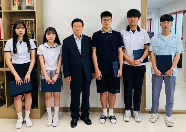 ▲ 권기수 제천시체육회 상임이사(왼쪽 세번째)가 ‘SNS 청소년 홍보단’에게 위촉장을 전달하고 기념촬영을 하고 있다.ⓒ제천시체육회