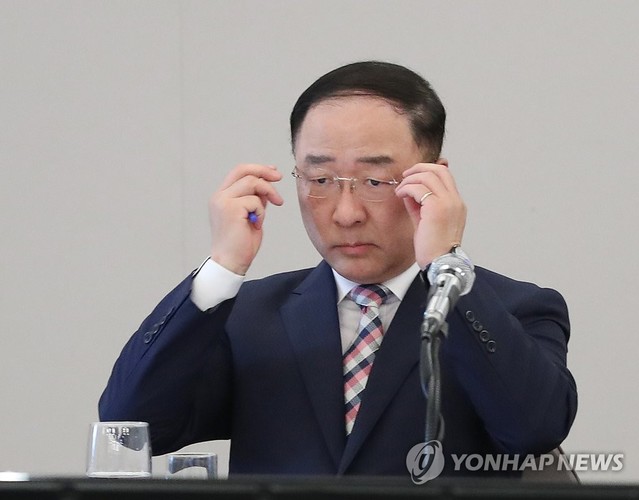 ▲ 홍남기 경제부총리 겸 기획재정부 장관이 5일 오전 서울 중구 한국프레스센터에서 열린 서비스산업 총연합회 초청강연회에서 안경을 쓰고 있다ⓒ연합뉴스