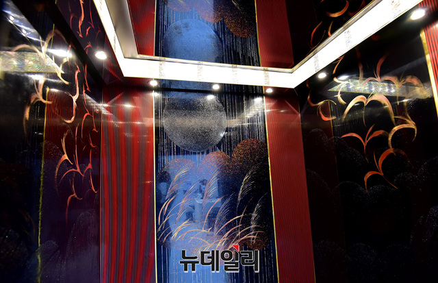 ▲ 나전칠 시리즈 중 '축제' 엘리베이터 내부 ⓒ 정상윤 기자