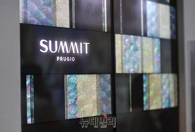 ▲ 과천 푸르지오 서밋에 납품한 자개장식 엘리베이터 ⓒ 정상윤 기자