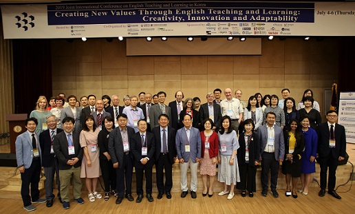 ▲ 4일 서울 동대문구 사이버한국외국어대학교에서 열린 '2019 영어교육연합회학술대회'에서 참가자들이 기념촬영을 하고 있다. ⓒ사이버한국외대