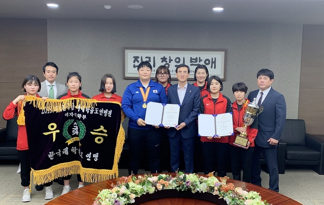 ▲ 대구과학대 유도부 선수들과 지도교수들이 5일 교내 접견실에서 박준 총장(오른쪽에서 5번째)과 단체 기념촬영을 하고 있다.(오른쪽에서 첫번째 이은학 감독, 일곱번째 신지영 선수, 열번째 주석범 교수)ⓒ대구과학대