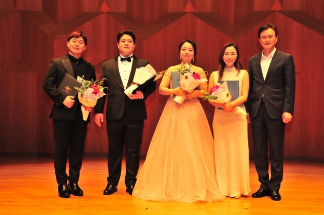 ▲ 전체 수상자와 국립오페라단 김수한 예술감독 직무대리.ⓒ국립오페라단