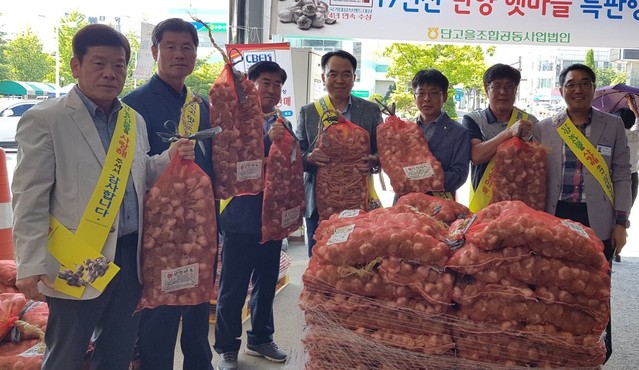 ▲ 5일 엄병민 단고을조합공동법인 대표와 김영기 단양농협 조합장 등이 청주시 농협 충북유통 야외매장에서 단양황토마늘 직판행사를 열고 있다.ⓒ농협 단양군지부