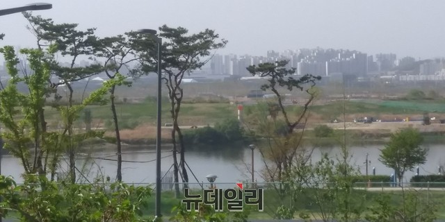 ▲ 세종시청 뒤편 금강변 전경.ⓒ김동식 기자