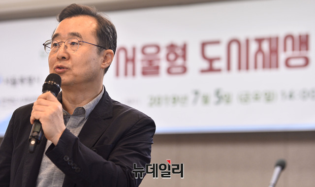 ▲ 이명훈 한양대학교 도시대학원 교수가 서울형 도시재생의 향후 과제에 대해 설명하고 있다. 그는 