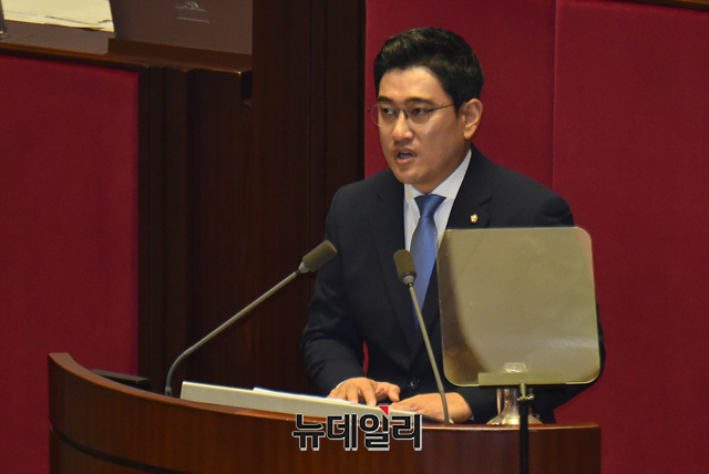 ▲ 오신환 바른미래당 원내대표가 5일 오전 국회에서 열린 본회의에서 교섭단체 대표연설을 하고 있다. ⓒ이종현 기자