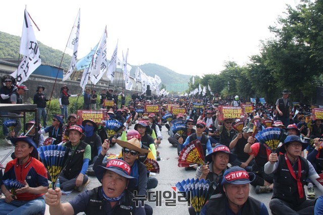 ▲ 5일 충북 한일현대시멘트 단양공장 앞 광장에서 화물연대가 '안전운임제 실시'를 요구하며 총력투쟁 2차 결의대회를 열고 있다.ⓒ목성균 기자