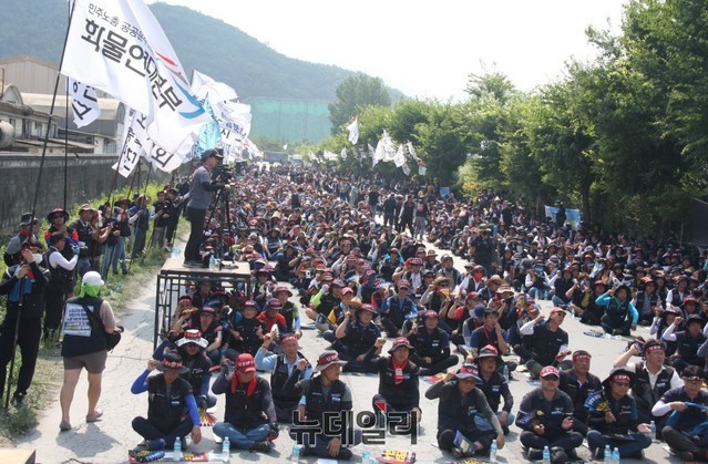 ▲ 5일 민주노총 공공운수노조 화물연대본부가 충북 단양 한일현대시멘트 공장 앞 광장에서 다단계·중간착취 구조 개선을 요구하며 총력투쟁 집회를 열고 있다.ⓒ목성균 기자