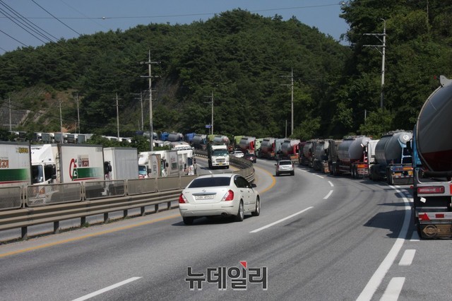 ▲ 5일 민주노총 공공운수노조 화물연대본부가 한일현대시멘트 단양공장 앞 광장에서 2차 총력투쟁 집회를 열면서 조합원들이 타고 BCT차량들이 5번국도 한일현대시멘트 입구 안동삼거리에서 성신양회 단양공장 입구까지 2차선을 차지하면서 차량정체를 빚기도 했다.ⓒ목성균 기자