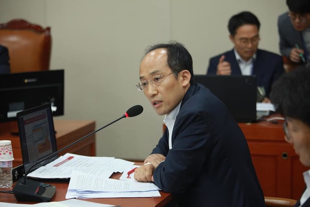 ▲ 추경호 의원은 “고용주의 임금 부담능력을 고려하지 않은 급격한 최저임금 인상이 근로조건 열악한 소규모사업장과 임시‧일용직 근로자들의 최저임금 미만율만 높였다”고 지적했다.ⓒ추경호 의원 페이스북