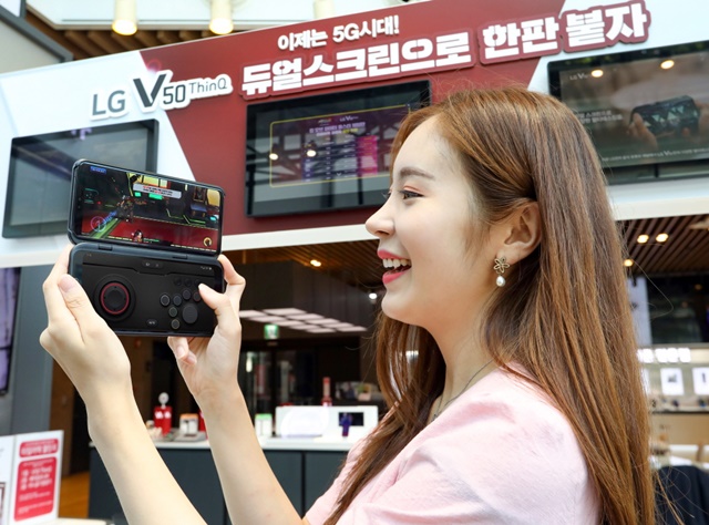 ▲ LG V50 ThinQ와 LG 듀얼스크린으로 모바일 게임을 즐기고 있는 모습. ⓒLG전자