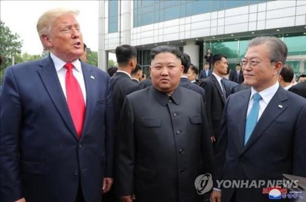 ▲ 지난달 30일 판문점에서 만난 남·북·미 정상. ⓒ사진=연합뉴스