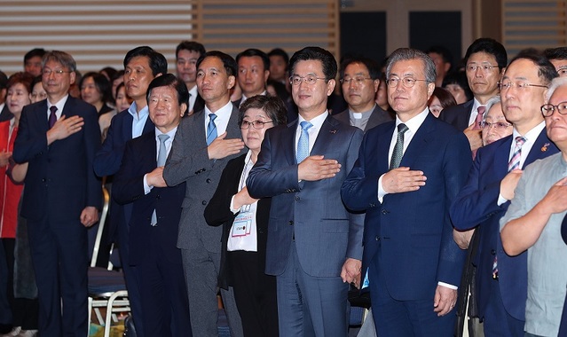 ▲ 문재인 대통령(오른쪽에서 3번째)이 대전에서 열린 제2회 사회적경제박람회 개막식에 참석해 국민의례를 하고 있다. ⓒ대전시