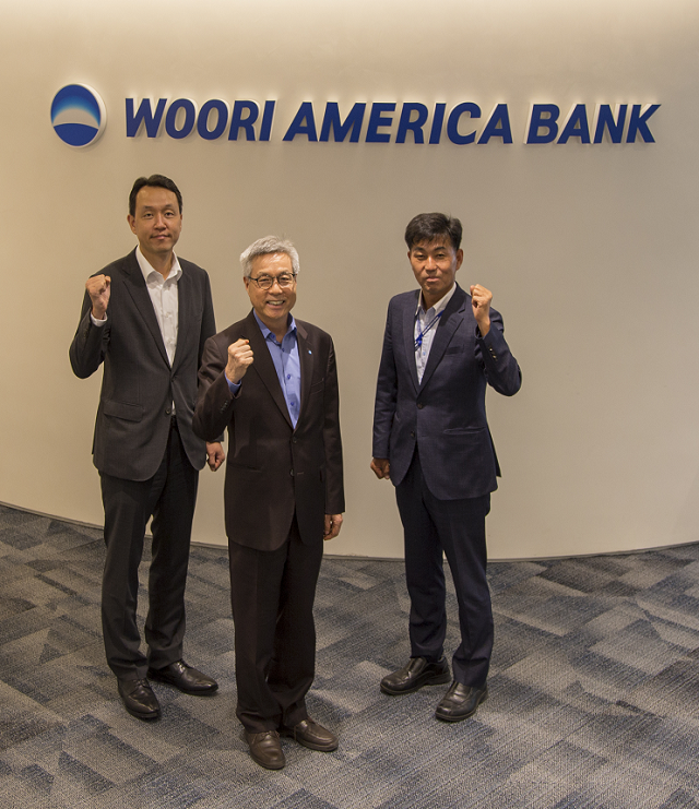 ▲ 왼쪽부터 우리아메리카은행 이정섭 본부장, 김홍구 법인장, 조용권 수석본부장.
