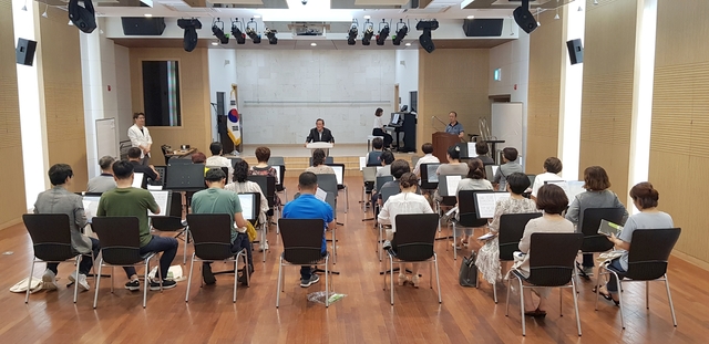 ▲ 청송문화원이 지난 5일 청송문화예술회관 소공연장에서 ‘청송문화원합창단’ 위촉식과 함께 본격적인 합창단 운영을 위한 오리엔테이션을 개최했다.ⓒ청송군