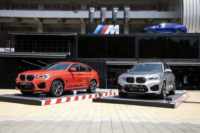 ▲ 지난 6일 강원도 인제 스피디움에서 열린 BMW M 클래스(M Class) 4차전 현장에서 뉴 X4 M(왼쪽)과 뉴 X3 M(오른쪽)이 공개됐다.ⓒBMW코리아