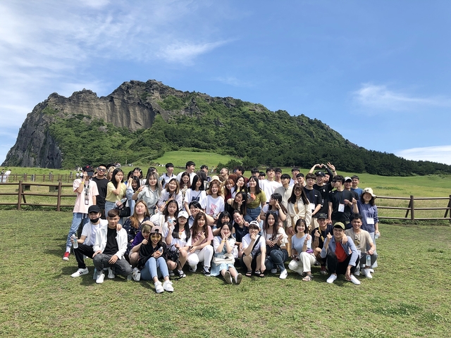 ▲ 호산대 외국인 유학생들이 제주도 성산일출봉에서 기념촬영을 하고 있다.ⓒ호산대