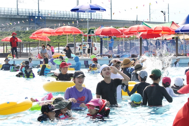 ▲ 칠곡보 야외물놀이장이 13일 개장해 8월 25일까지 운영에 들어간다. 사진은 물놀이장 모습.ⓒ칠곡군