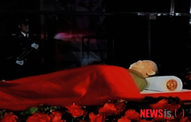 ▲ 1994년 7월 사망한 뒤 미이라로 보존 중인 김일성. ⓒ뉴시스. 무단전재 및 재배포 금지.