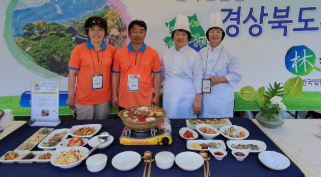 ▲ 우수상을 수상한 오른쪽 부터 김서아씨, 정삼진씨.ⓒ영덕군