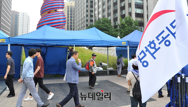 ▲ 서울 종로구 청계광장에 설치된 우리공화당 천막.ⓒ이기륭 기자