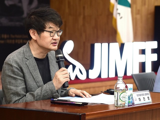▲ 5일 제천시청에서 열린 제15회 제천국제음악영화제 기자회견에서 허진호 집행위원장이 영화제 전반에 대한 프로그램을 공개를 하고 있다.ⓒ제천시