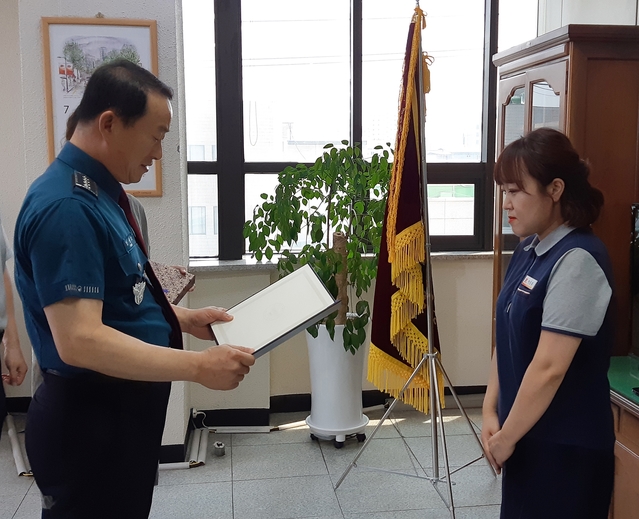 ▲ 강성모 상주경찰서장(왼쪽)이 상주공검우체국 이은주 주무관(오른쪽)에게  표창장을 수여하고 있다.ⓒ경북우정청