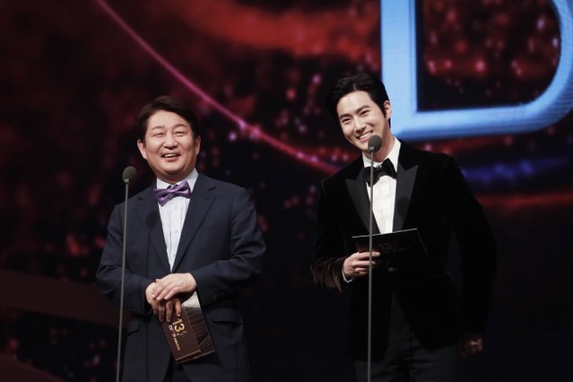 ▲ '제13회 DIMF 어워즈' 시상자로 나선 권영진 대구시장과 홍보대사 엑소 수호.ⓒ딤프