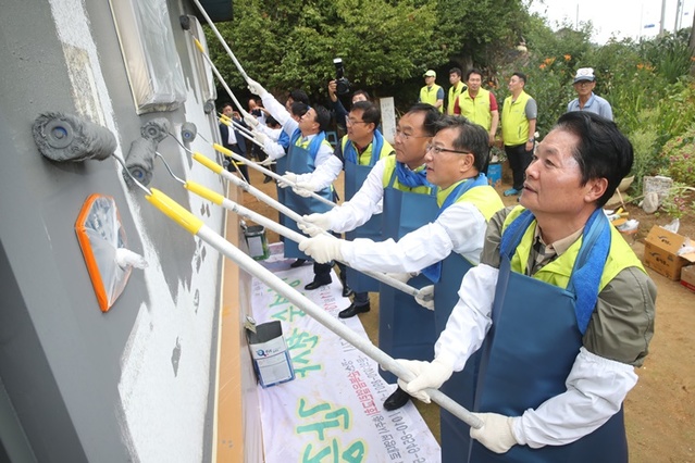 ▲ 8일 강원도 양양군 손양면 농가에서 김병원 농협중앙회장(맨앞)이 '사랑의 집 고치기' 봉사활동에 참가하여 주택 도색 작업을 하고 있다.ⓒ농협중앙회