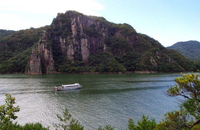 ▲ 단양팔경 중 6경인 옥순봉. 대나무 싹과 모습이 닮아 옥순(玉脣)이라 불리는 옥순봉은 제천시에 속해 있지만 단양팔경에 포함돼 있다.ⓒ단양군